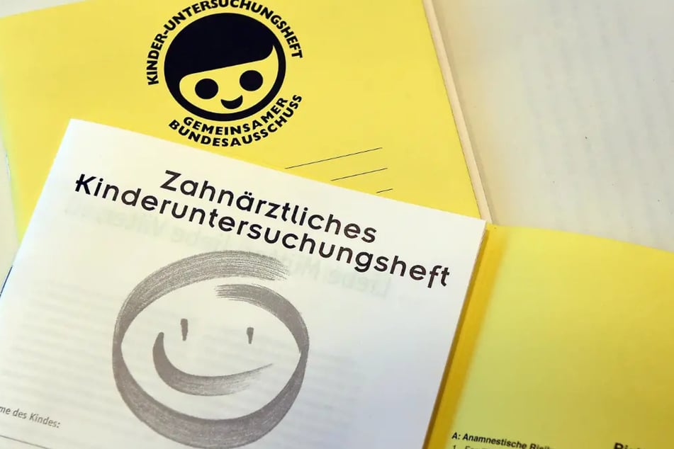 Le carnet de santé dentaire pour les enfants va bientôt être abandonné. Les examens prévus seront désormais enregistrés dans le carnet de santé jaune.