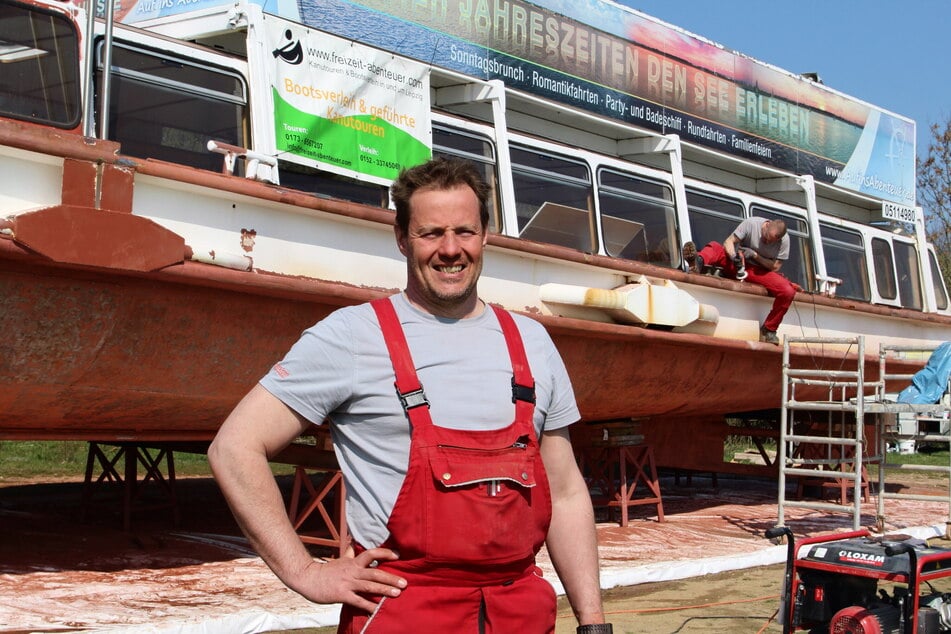 Eigner Dirk Hoffsky (54) steht im April 2019 vor der von ihm gerade übernommenen "MS Cospuden", der damals ein neuer Unterwasseranstrich verpasst wurde.