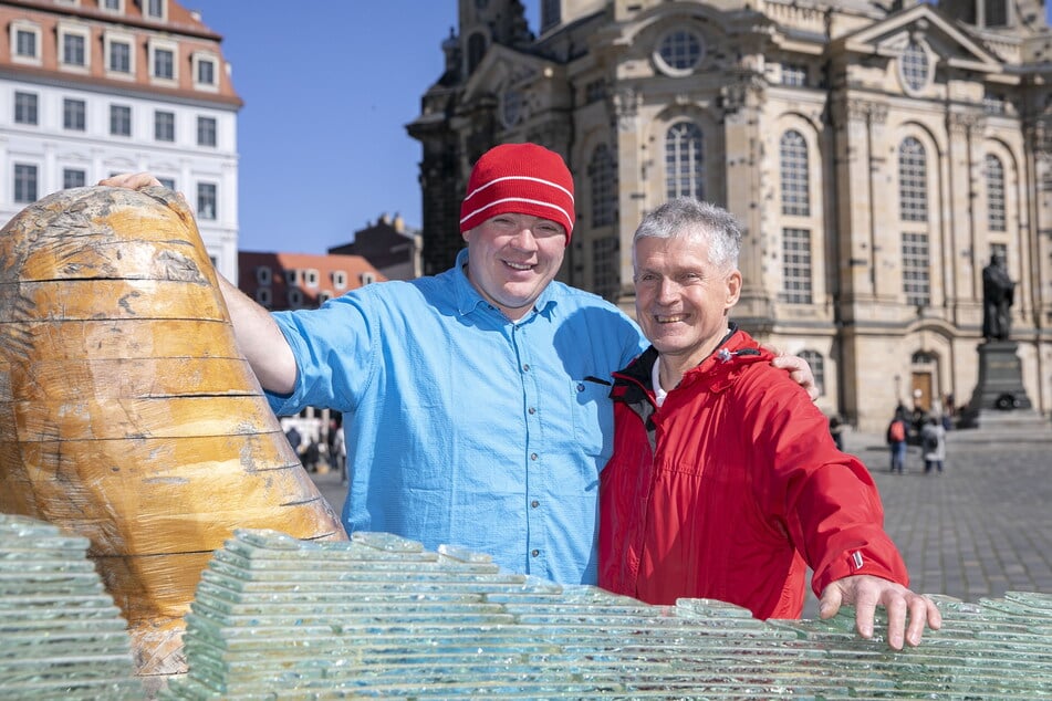 Künstler Christian Schmidt (l.) schuf die große Holzhand. Die Idee für die Arche stammt vom Vorsitzenden des Landschaftspflegevereins Mittleres Elstertal, Rainer Helms (r.).
