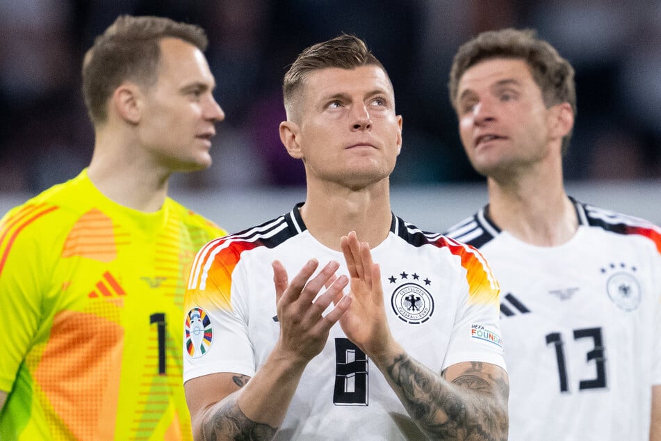 Manuel Neuer (38, v.l.), Toni Kroos (34) und Thomas Müller (35) werden zusammen mit Ex-Kapitän Ilkay Gündogan feierlich aus der DFB-Elf verabschiedet.