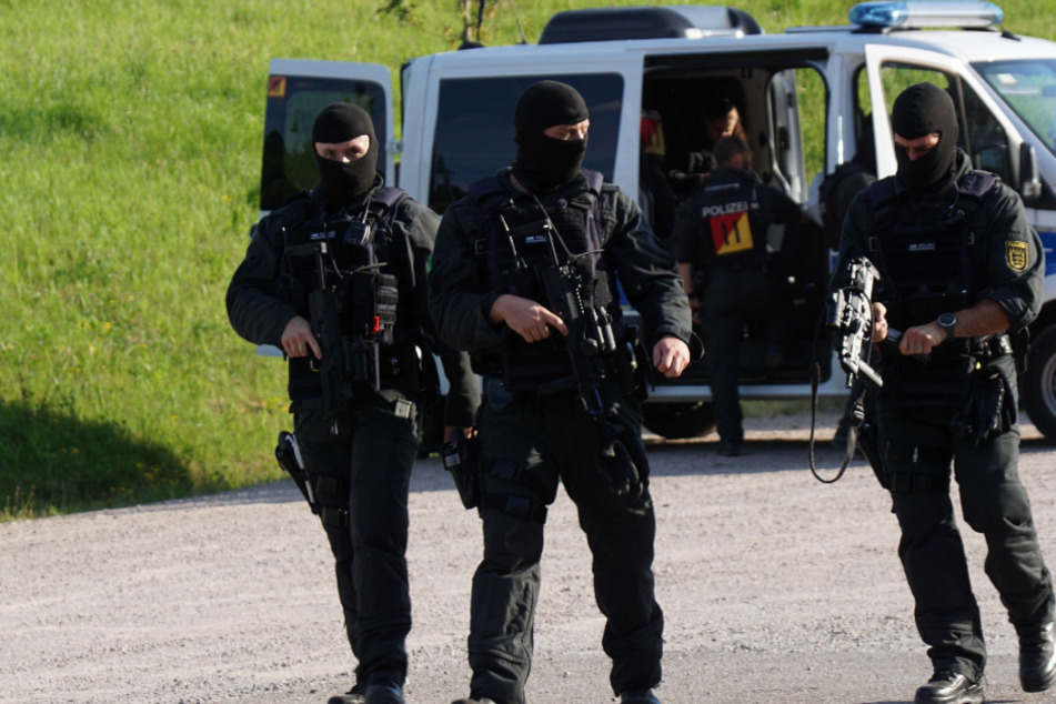 Drei vermummte und bewaffnete Polizisten im Einsatz in Oppenau.