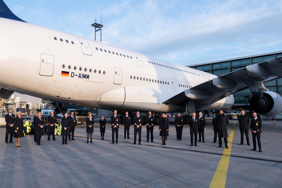 Die Crew des Flugs LH773 steht nach der Landung vor dem Airbus A380 der Fluggesellschaft Lufthansa am Flughafen Frankfurt. Es war die vorerst letzte Landung eines Lufthansa-Airbus A380 am Frankfurter Flughafen.