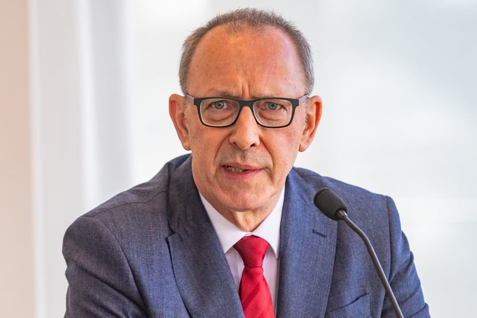 Sachsens Fraktions-Chef Jörg Urban (61, AfD) möchte, dass die Deutschlandfahne vor jeder öffentlichen Schule weht.