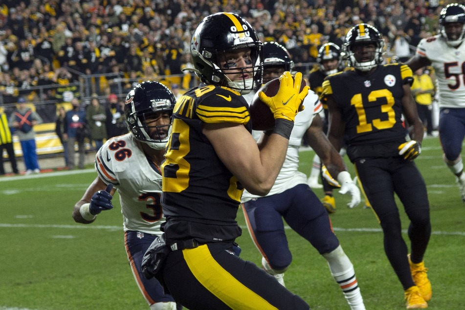 Steelers tight end Pat Freiermuth (c) caught both of Roethlisberger's two touchdowns on Monday night.