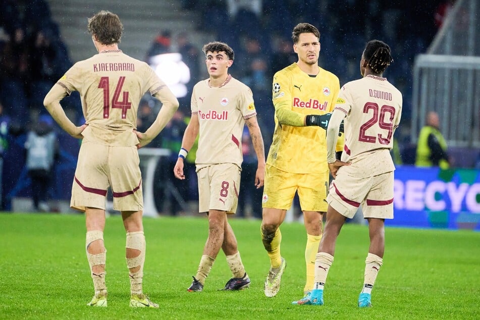 Red Bull Salzburg hat unter der Woche die nächste schmerzliche Niederlage gegen Zagreb erlebt. Mittendrin: der eingewechselte Keeper Janis Blaswich (33, 2.v.r.).