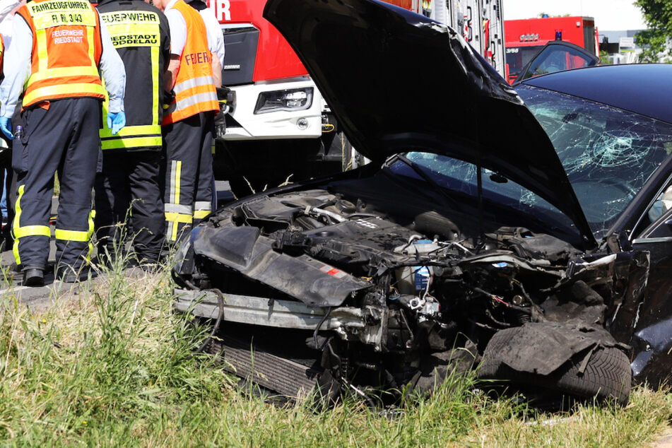 Zwei Autos krachte am Freitag auf der K156 bei Riedstadt-Goddelau frontal aufeinander - zwei Menschen wurden bei dem Unfall schwer verletzt.