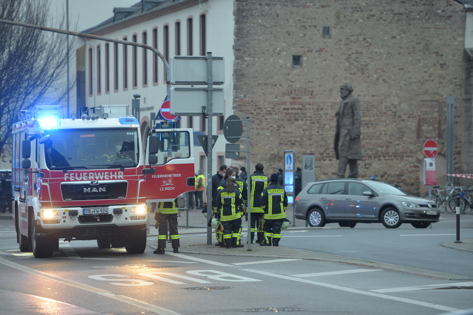 Einsatzkräfte der Feuerwehr sind nahe der Fußgängerzone im Einsatz.