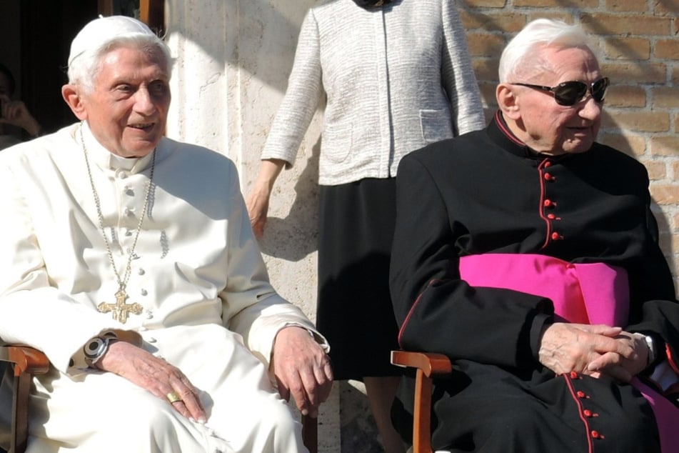 Der emeritierte Papst Benedikt XVI. (l) und sein Bruder Georg Ratzinger im Jahr 2017.