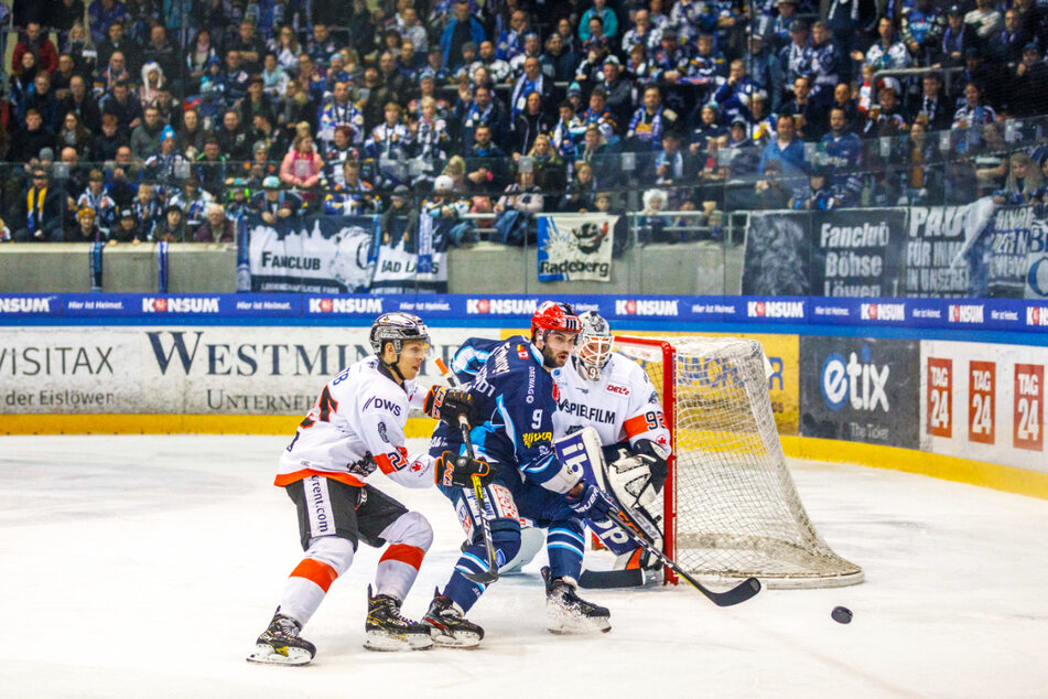Januar 2020: Da duellierten sich die Dresdner Eislöwen um Kapitän Jordan Knackstedt (M.) mit den Frankfurtern vor 3719 Zuschauern und gewannen mit 4:3. Diesmal wird die Fan-Unterstützung fehlen.