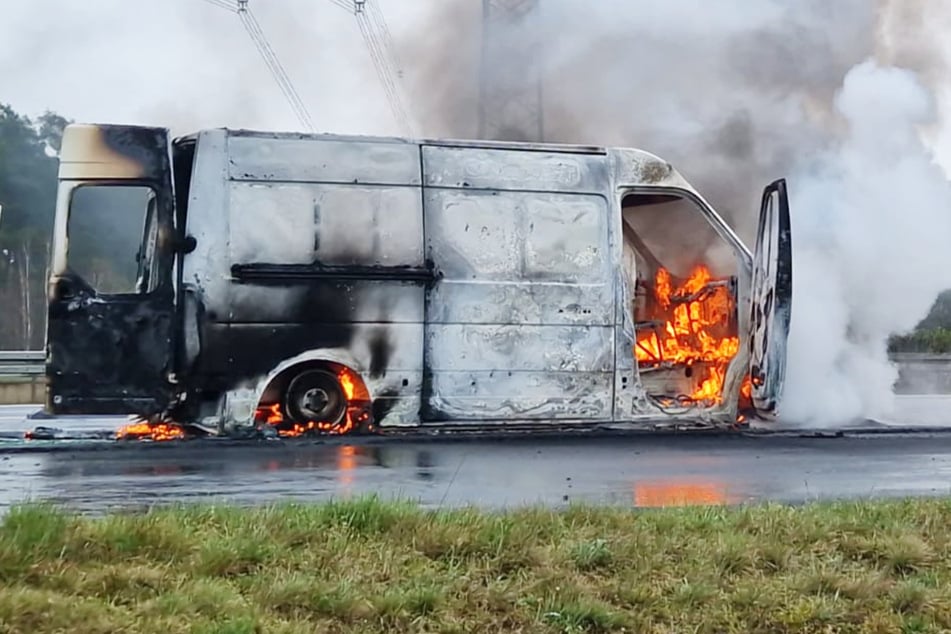 Kleintransporter auf A9 bei Potsdam vollständig ausgebrannt!