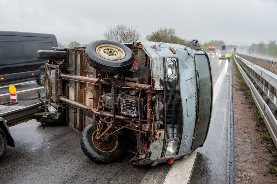 Ein umgekippter Oldtimer blockierte am Montagabend die A14 bei Döbeln (Landkreis Mittelsachsen).