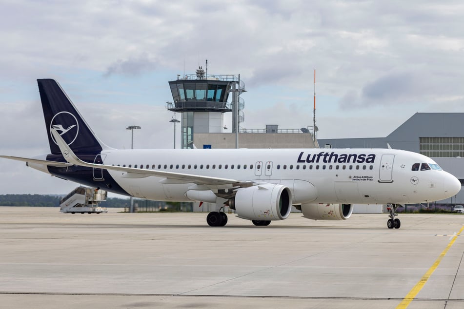 Kommt aus München, will nach München: Auf dem Flughafen Dresden werden für den Lufthansa-Airbus A320 neo Passagiere und Gepäck ausgetauscht.