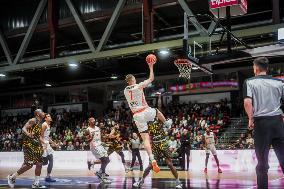 Niners-Spieler Jonas Richter (am Ball) gewann am Mittwochabend mit seiner Mannschaft im ersten Spiel des diesjährigen FIBA Europe Cups.