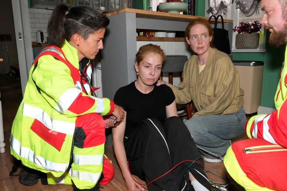 Nina muss nach ihrem Zusammenbruch ins Krankenhaus gebracht werden.