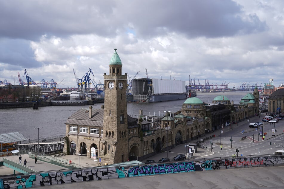 Die Landungsbrücken im Hamburger Hafen.