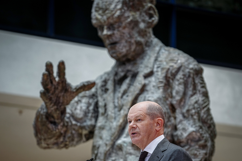 Auf dem Rednerpult, direkt neben der Willy-Brandt-Statue, blickte der Bundeskanzler sowohl in die Historie der Partei, als auch in die Zukunft.