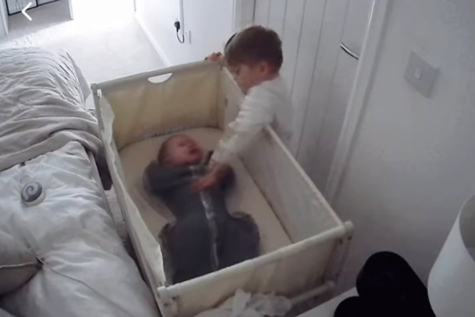 Per Babyfon-Video ist die rührende Geste unter den Geschwistern zu sehen.