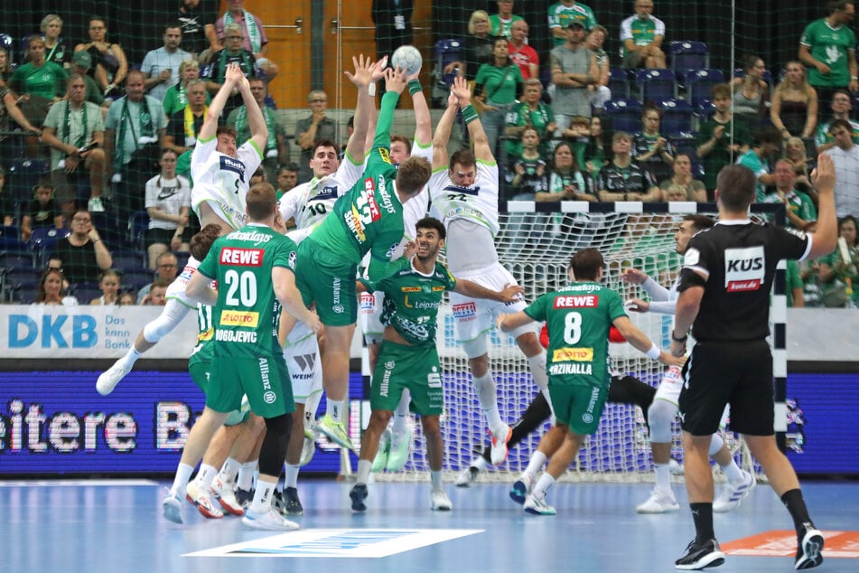 Franz Semper (32, SC DHfK Leipzig) wirft gegen den kompakten Wetzlar-Abwehrblock.