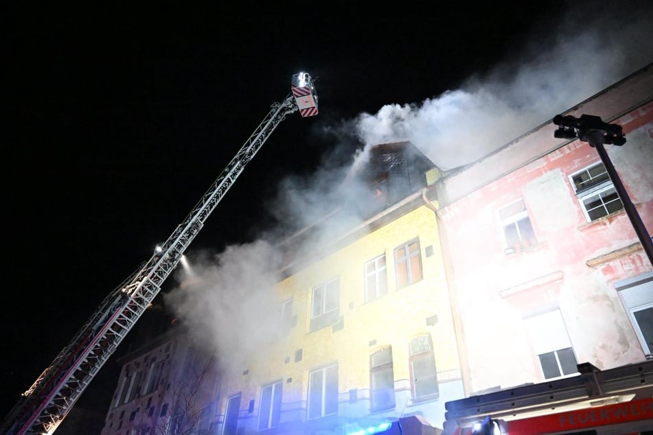 Die Einsatzkräfte sind auch gegen 7.30 Uhr noch vor Ort mit den Löscharbeiten beschäftigt.