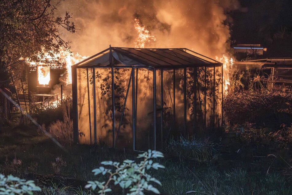 Die Polizei untersucht, ob das Feuer in der Gartenlaube durch Brandstiftung entstand.