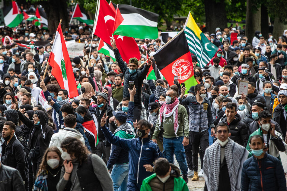Stuttgart am Samstag: Zahlreiche Demonstranten ziehen durch die Stadt.