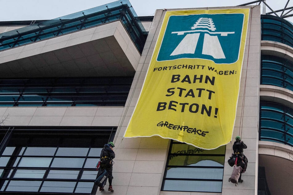 Greenpeace steigt SPD in Berlin aufs Dach und protestiert gegen Autobahn-Ausbau