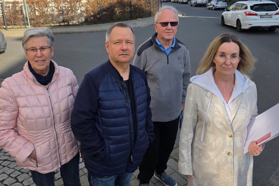 Laut Brunhild Oehme (81), Frank Oppe (57), Helmut Weigelt (85) und Anne Meyer (v.l.) hat der Autoverkehr auf der Mansfelder Straße massiv zugenommen.