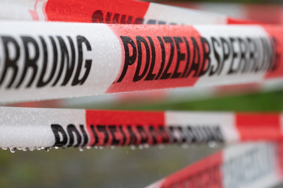 Anwohnerin entdeckt leblosen Mann vor Wohnungstür: Nachbar festgenommen