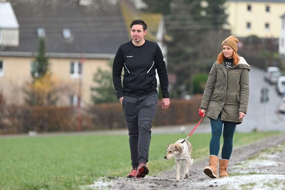 Sascha Winkler (34) und Sara Gränitz (34) beim Spaziergang mit Yumiko.
