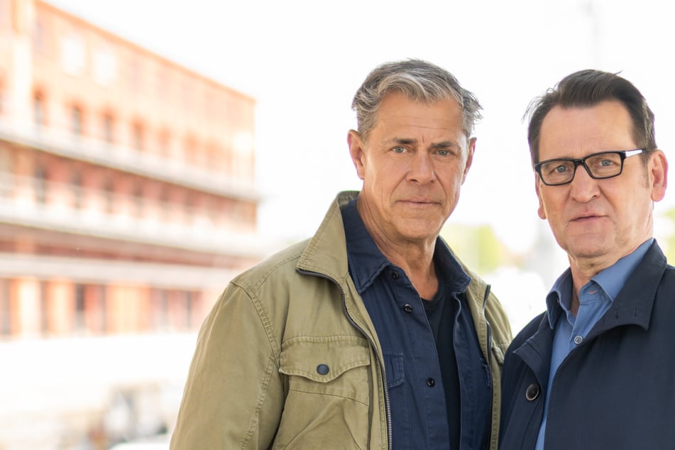 Die Schauspieler Sven Martinek (l., 61) und Ingo Naujoks (63) stehen für "Morden im Norden" vor der Kamera. (Archivbild)