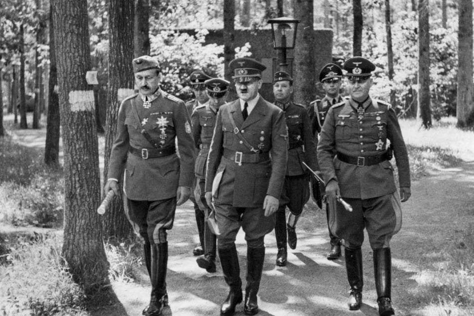 Adolf Hitler (†56, M.) im Juni 1942 mit Gästen auf dem Areal der Wolfsschanze. (Archivbild)