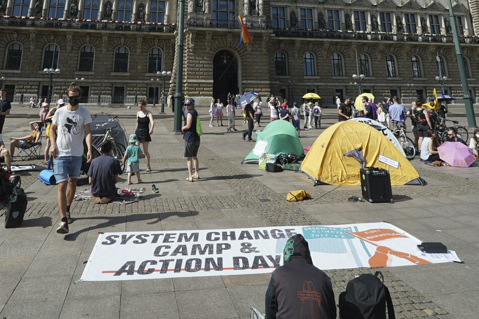Rund 50 Befürworter des "System Change Camp" versammelten sich in der Hamburger Innenstadt.