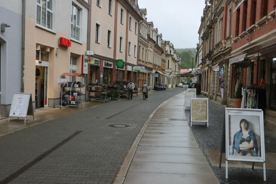 Eine menschenleere Einkaufsstraße in Greiz.