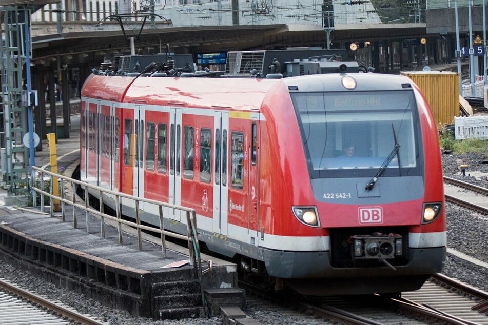 Eine S-Bahn verlässt den Hauptbahnhof in Wuppertal. (Symbolbild)