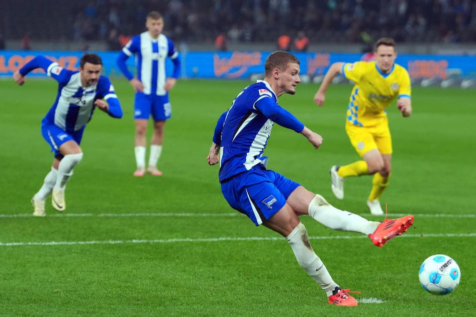 Michael Cuisance (vorn) erzielt den Ausgleich für Hertha BSC vom Punkt.