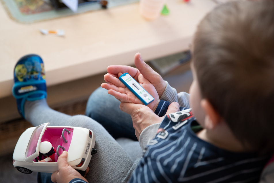 Osnabrück Ende März 2021: Mutter und Kind warten daheim auf das Ergebnis von einem Corona-Selbsttest bevor das Kind in die Kindertagesstätte gebracht wird.