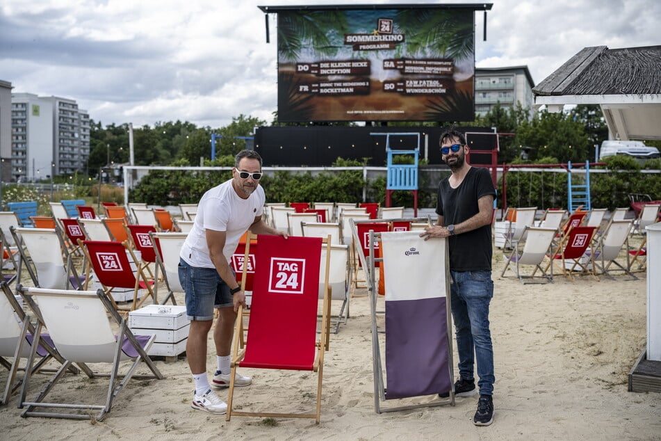 Die letzten Liegen werden aufgestellt: Am morgigen Donnerstag beginnt das TAG24-Sommerkino am Uferstrand.