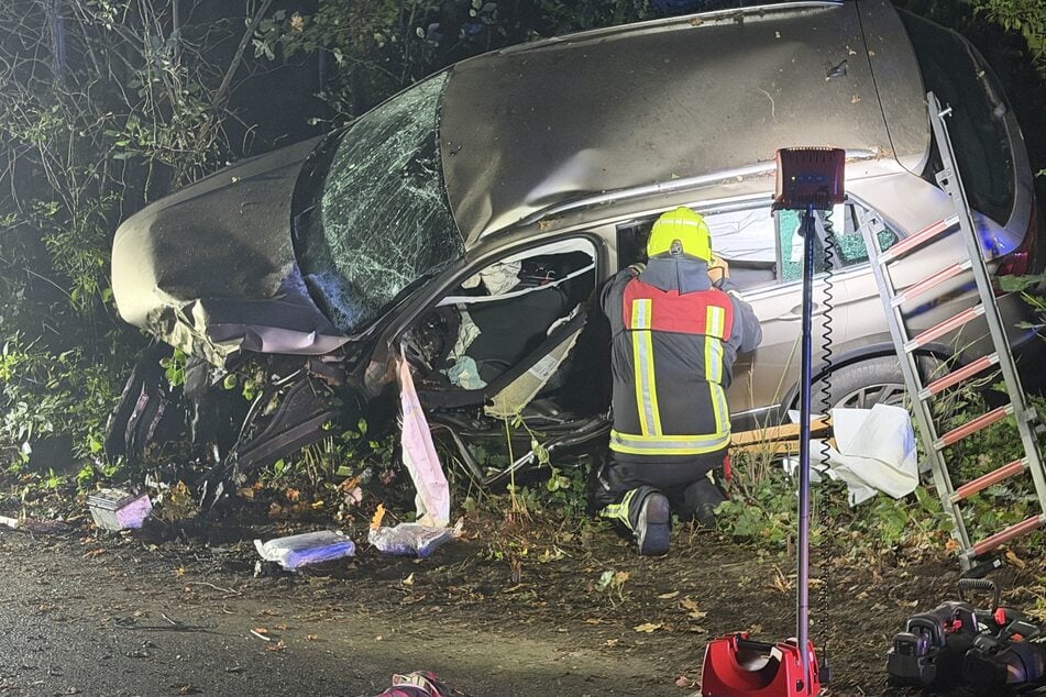 Berlin: Heftiger Crash in Gatow: Frau kracht mit Auto gegen Baum - Lebensgefahr!