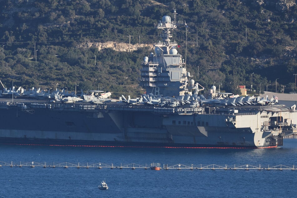 Der Flugzeugträger USS Gerald R. Ford der US-Marine liegt im Marinestützpunkt Souda in der Nähe der Stadt Chania auf der Insel Kreta vor Anker.