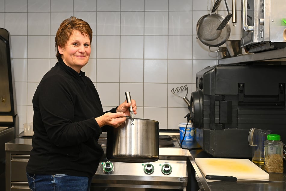 Cornelia Hofmann in der Küche im Trainingszentrum für Dynamo. Sie ist dabei, das Mittagessen für die Profis vorzubereiten.