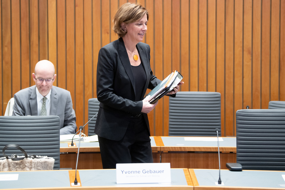 NRW-Schulministerin Yvonne Gebauer (53) will derzeit noch am Zeitplan für das Abitur 2020 festhalten.