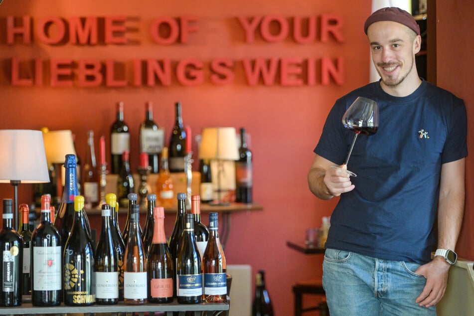 Sommeliermeister Patrick Nitsche (29) genießt in seiner "Wein Kultur Bar" ein Glas Wein.