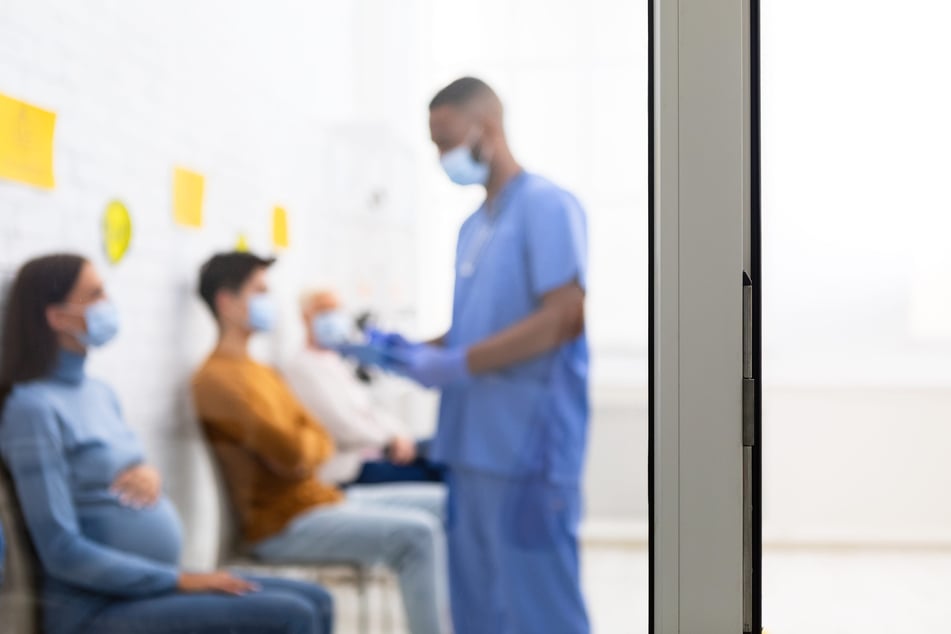 Bei der 19-Jährigen setzten plötzlich die Wehen ein – im Krankenhaus erhielt sie jedoch keine Hilfe. (Symbolfoto)