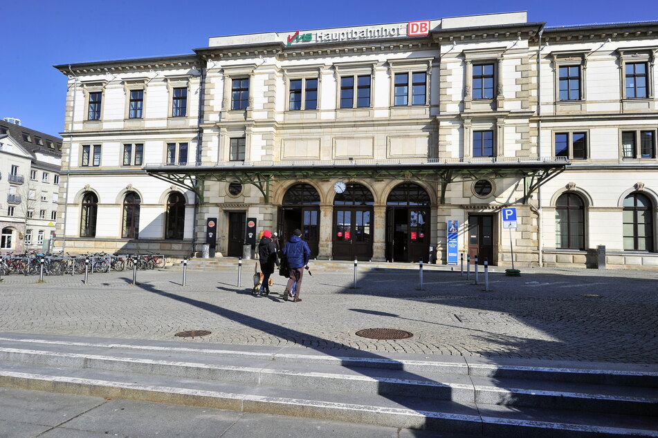 Der Chemnitzer Hauptbahnhof musste für etwa 30 Minuten gesperrt werden. Grund dafür war ein grundlos ausgelöster Feueralarm.