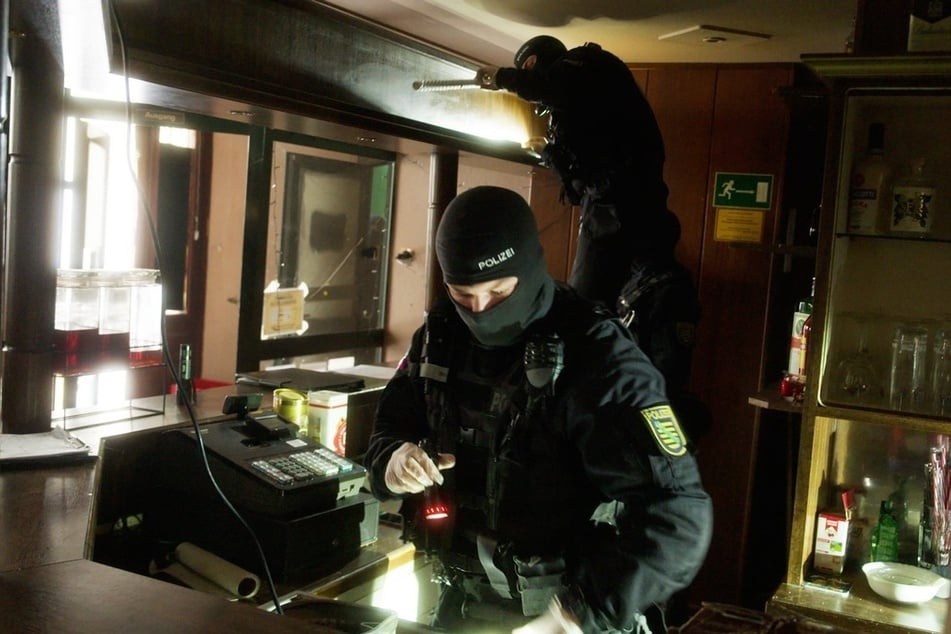 Bei der Razzia fanden die Beamten portionierte Drogenpäckchen in den skurrilsten Verstecken.