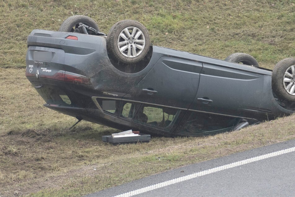 Unfall A9: Unfall auf A9-Abfahrt: Renault überschlägt sich und bleibt auf Dach liegen!