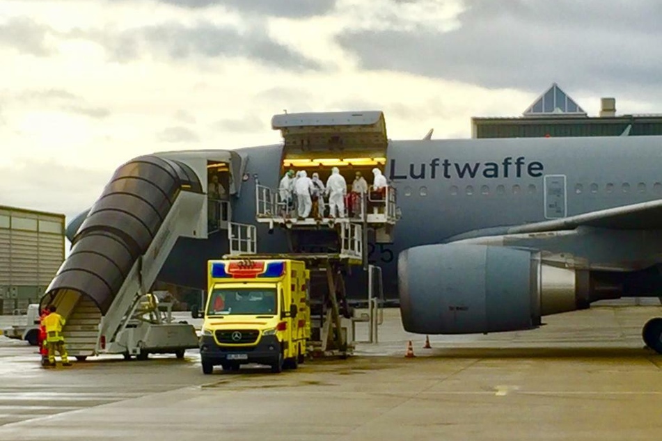 Vom Flughafen Dresden geht es für sechs Patienten mit der A310 MedEvac nach Köln.