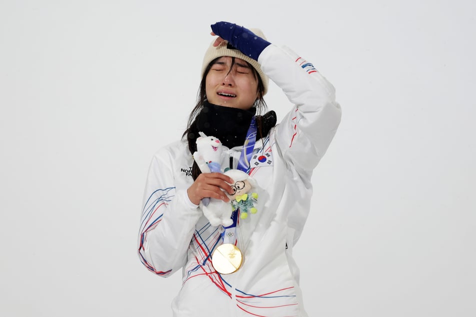 Gaon Choi aus Südkorea konnte ihr Glück kaum fassen: Nach einem heftigen Sturz flog sie noch zu Gold.