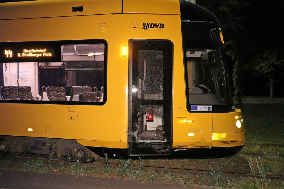 Die Scheibe der Straßenbahn-Fahrertür zerbarst.