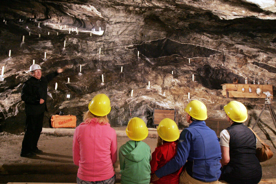 Bergwerks-Leiter Jürgen Ziller präsentiert den Marmorsaal. Im Bergwerk wurde früher Marmor und Erz abgebaut.